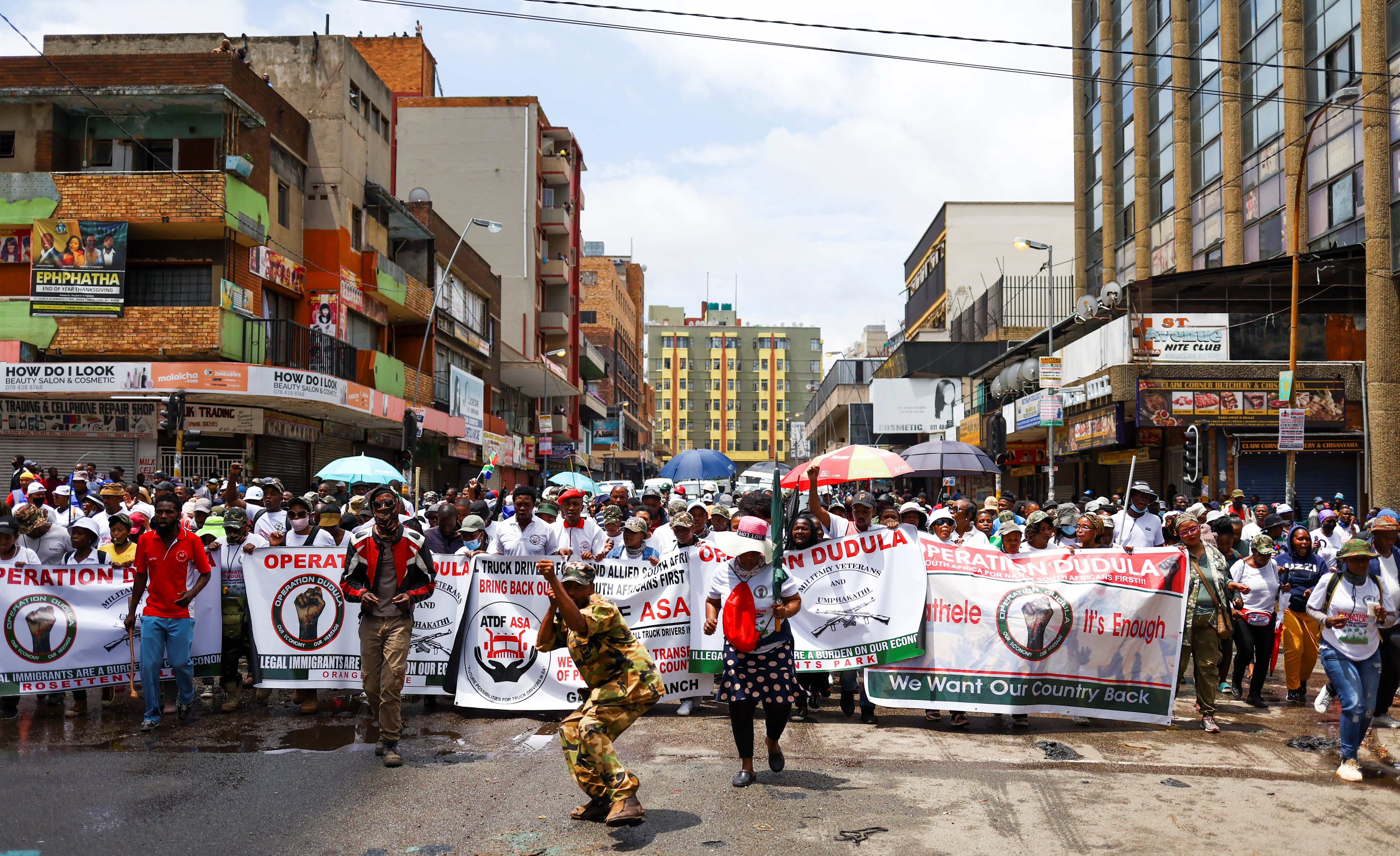 Afrique du Sud : la vague anti-migrants vide Johannesburg pendant que l'État gèle les caisses de la ville