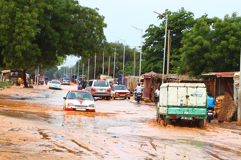 NIAMEY SOUS LES PREMIÈRES GRANDES PLUIES : LES CANIVEAUX À L'ÉPREUVE D'UNE SAISON ANNONCÉE EXCÉDENTAIRE
